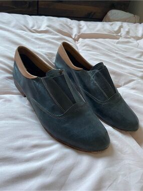 juil Slip-On Leather Flats in Charcoal Black. With Tan Accents